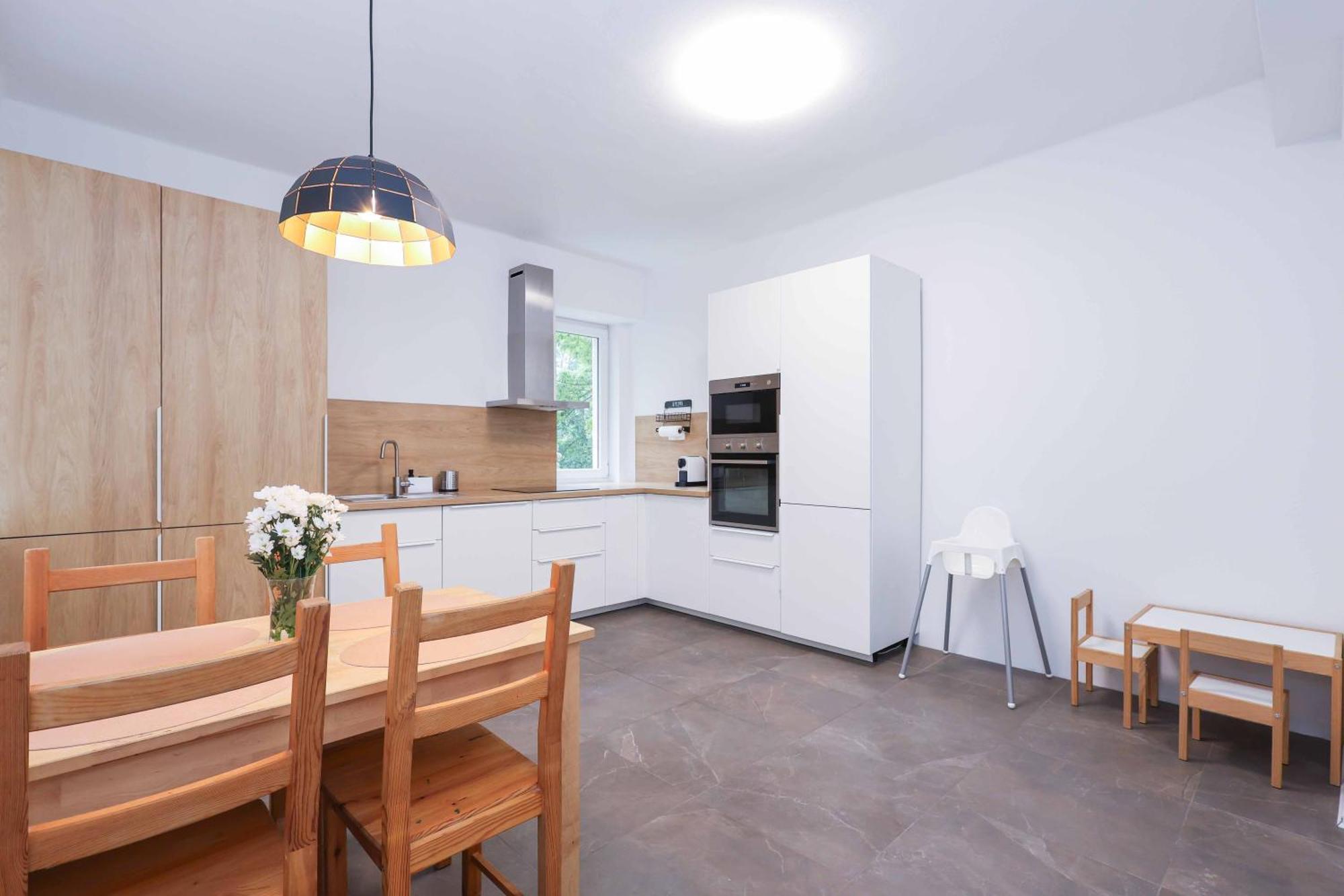 Charming Old Town Family Retreat Apartament